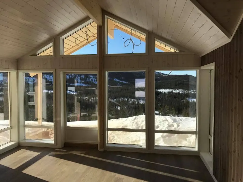 Lys stue med glassgavl og panel i taket