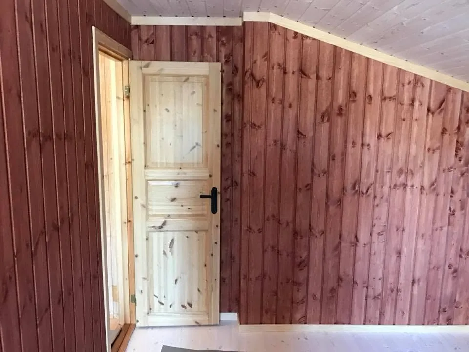 Rødt panel og en lys tredør